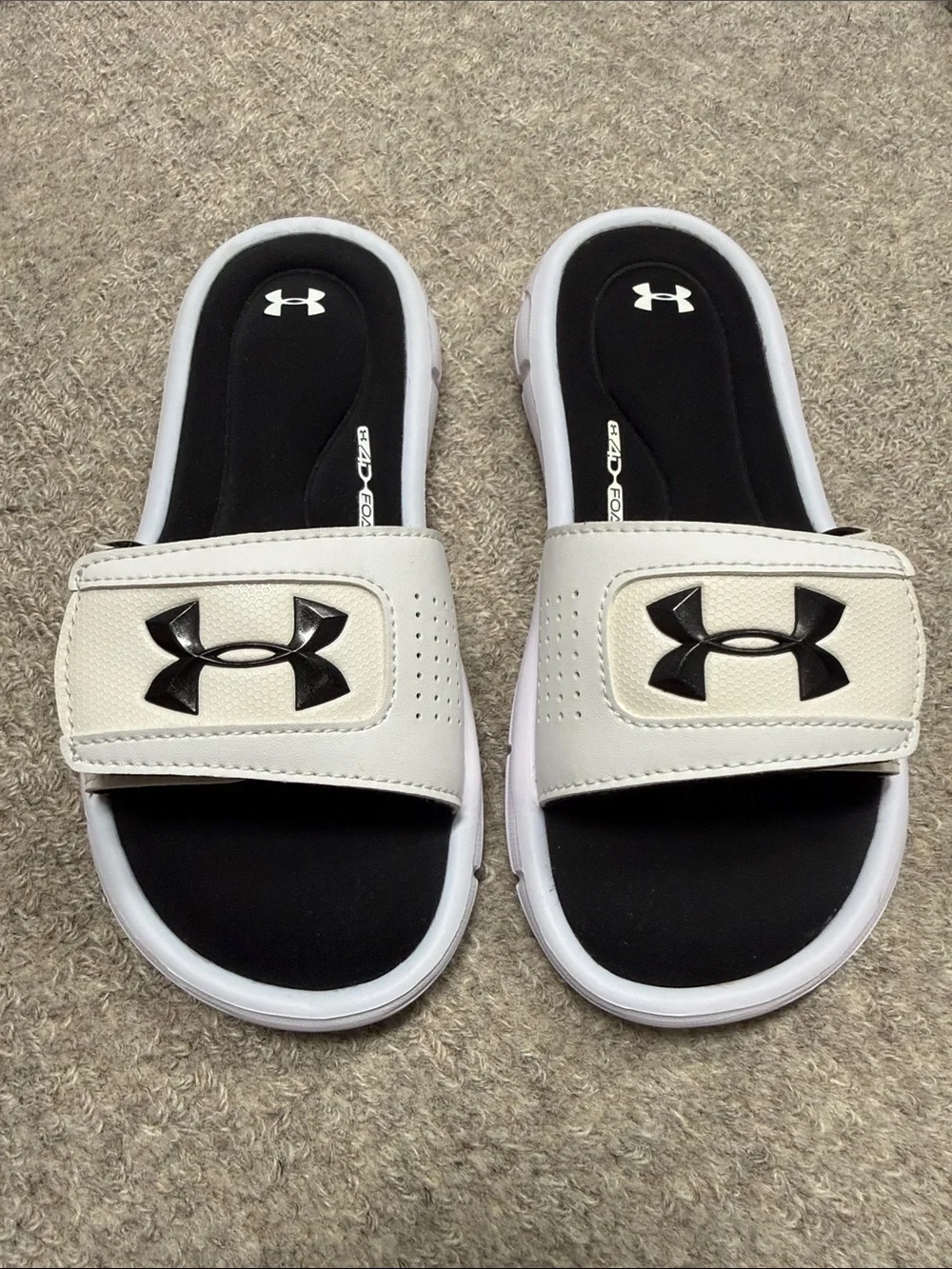 NWOT Under Armour Kids White Slides with Black Logo SZ: 2